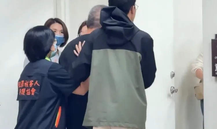 黃男父親現身殯儀館，難掩悲痛情緒。讀者提供