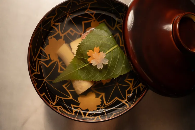 「櫻鯛椀物」靈感來自「櫻餅」，選用油脂豐潤的櫻鯛，以鹽漬櫻花葉蒸製，重現落櫻浪漫，為春季帶來第一抹春色。業者提供