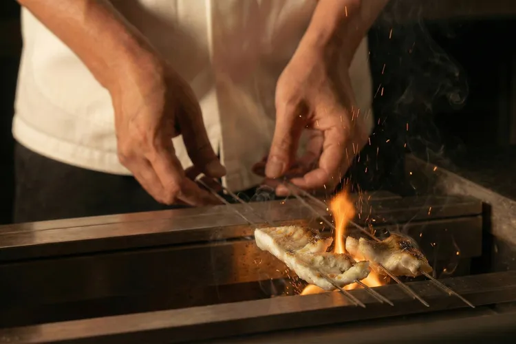 WA-RA 以「五色、五味、五法、五感」，將季節意象化為層次分明的旬味，呈現對日本料理的深度詮釋。業者提供