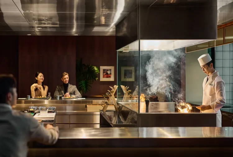 《春の割烹》 以正統日式餐飲文化所重視的「旬味」為核心，透過割烹料理形式展現料理長與賓客之間的即席互動。業者提供