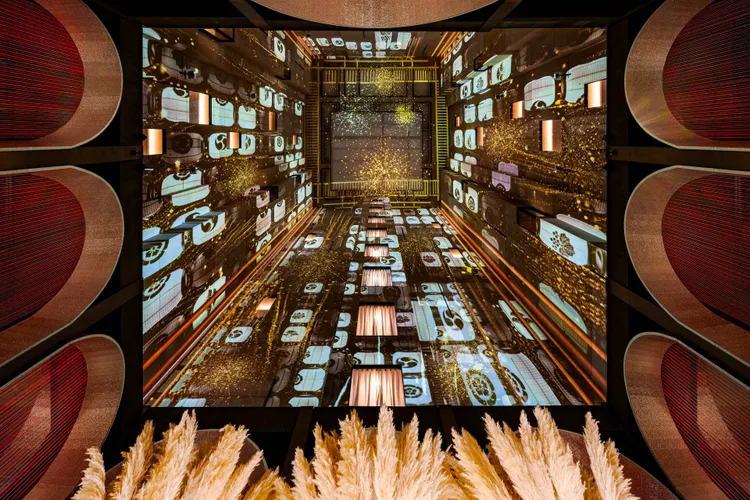 WA-RA日式餐廳 獨特的沉浸式光雕投影，營造出浪漫氛圍，為白色情人節的饗宴增添最動人的告白結語。業者提供