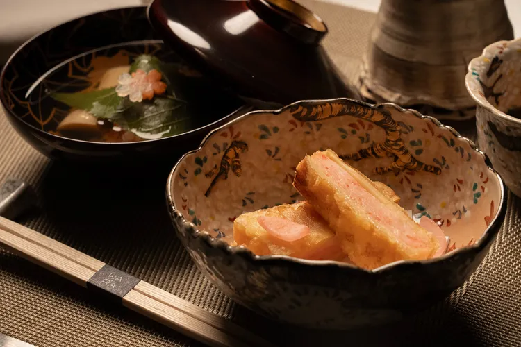 《春の割烹》將日本春日的祝福與風雅具象化，透過亮點佳餚引領賓客領略旬味之美，單人品賞2880元+10%。業者提供