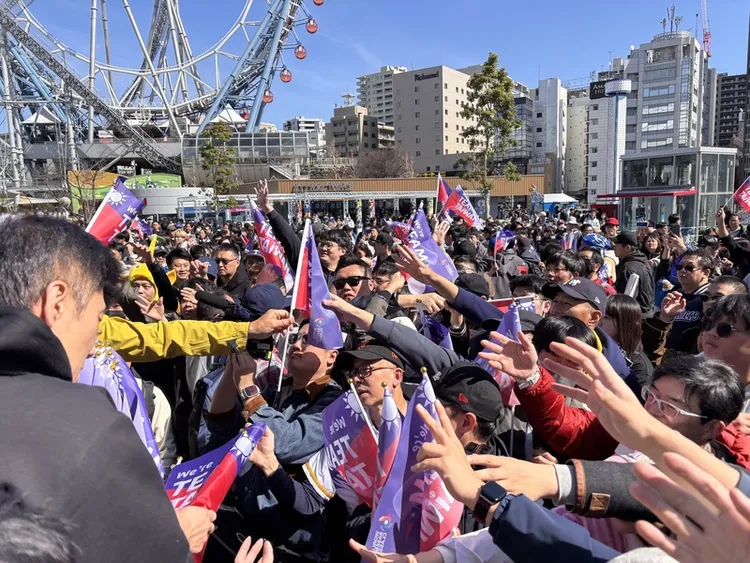 台灣球迷在東京巨蛋外搶領加油旗。中央社