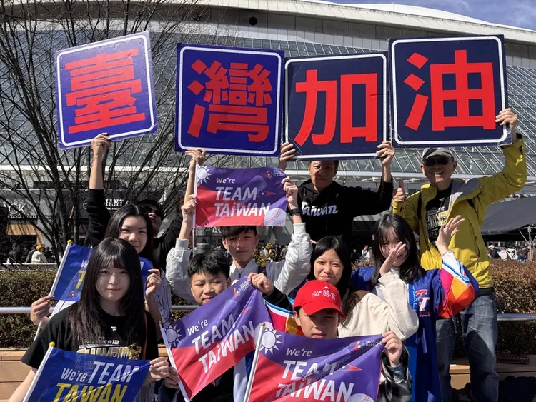 東京巨蛋外的台灣球迷。中央社