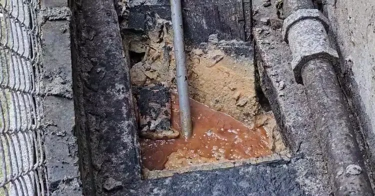 巷弄內的排水溝滿是油污。翻攝照片