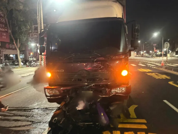 機車疑闖紅燈撞上大貨車，騎士傷重不治。翻攝畫面