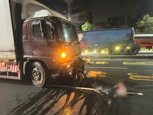 機車疑闖紅燈撞上大貨車！騎士傷重不治