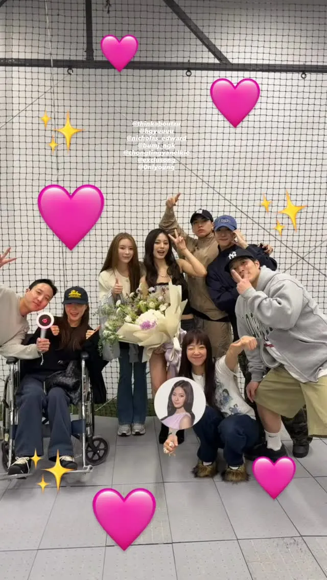 Elkie（左三）等親友團昨天會後與子瑜合照，驚見ATEEZ隊長弘中的親哥範中（右三）。翻攝choharoro IG