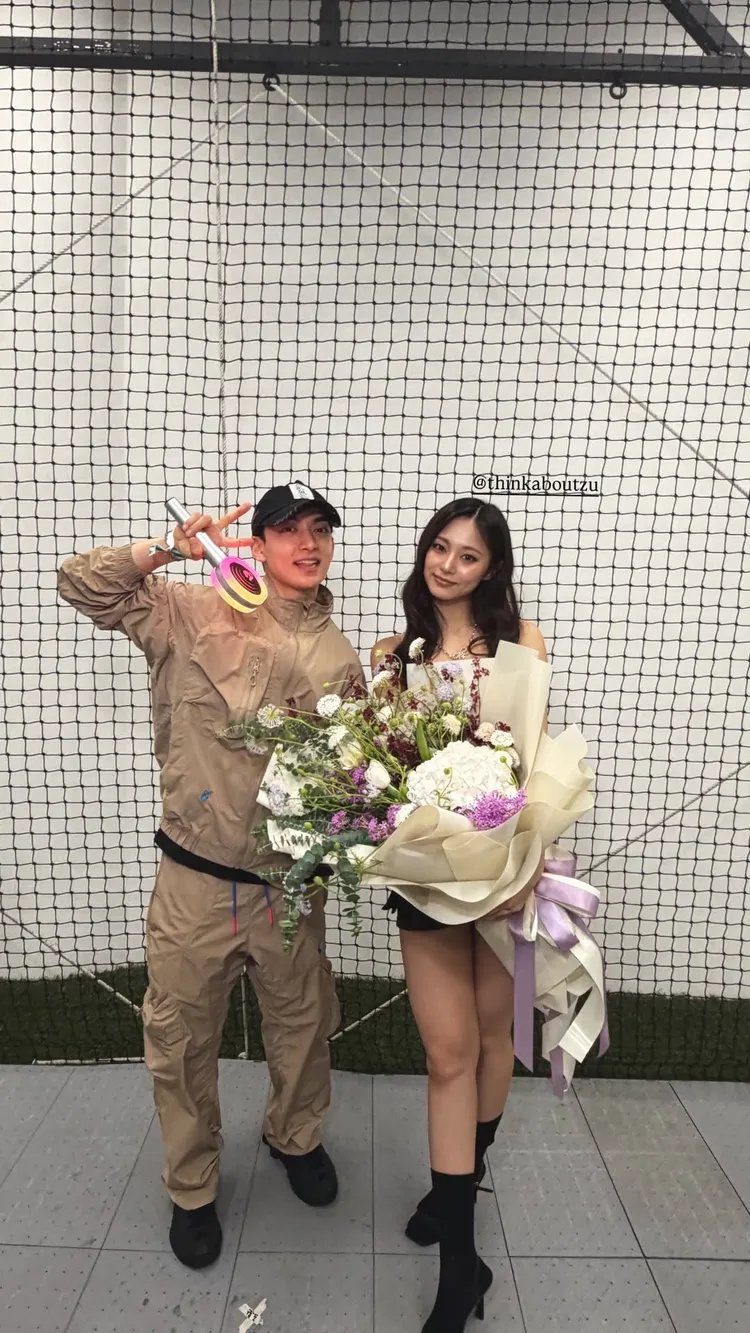 弘中的親哥範中（左）開心比YA與子瑜合照。翻攝範中IG