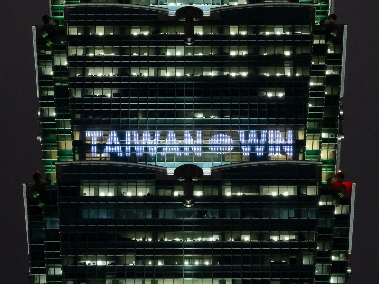 WBC世界棒球經典賽今晚6點將進行台日大戰，台北101今晚兩階段點燈打字為中華隊加油，18時至22時包括「台灣尚勇」、「TEAM TAIWAN」、「TAIWAN⚾WIN」以及「台日友好」等。台北101提供