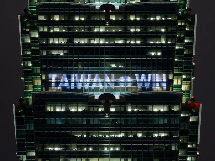 WBC世界棒球經典賽今晚6點將進行台日大戰，台北101今晚兩階段點燈打字為中華隊加油，18時至22時包括「台灣尚勇」、「TEAM TAIWAN」、「TAIWAN⚾WIN」以及「台日友好」等。台北101提供