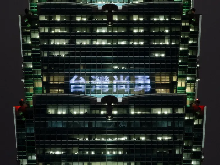 WBC世界棒球經典賽今晚6點將進行台日大戰，台北101今晚兩階段點燈打字為中華隊加油，18時至22時包括「台灣尚勇」、「TEAM TAIWAN」、「TAIWAN⚾WIN」以及「台日友好」等。台北101提供