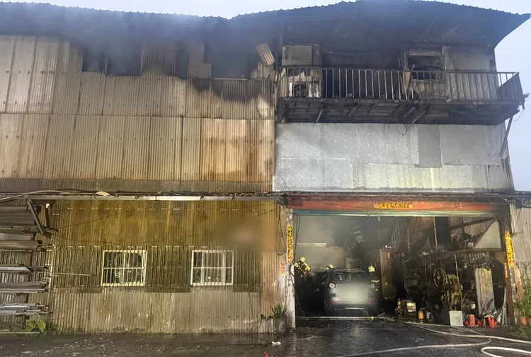 火勢於凌晨4點多撲滅。翻攝畫面