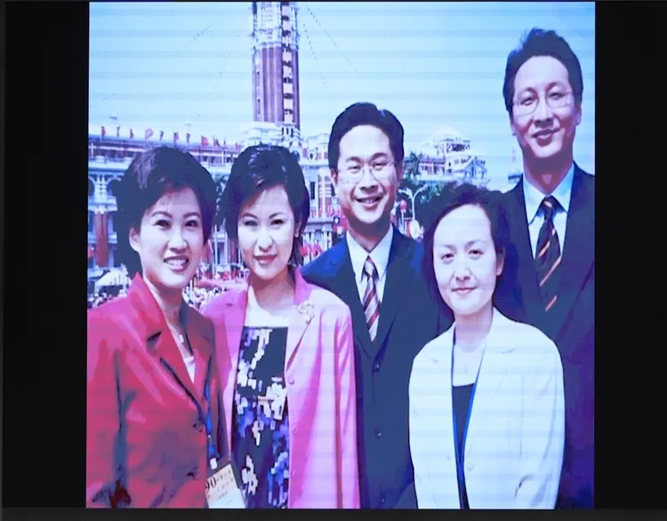 吳中純（左一）當年在總統府前播放新聞。攝影中心攝