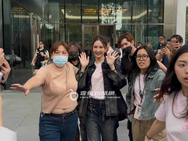 安心亞（中）身旁有4名工作人員護送出影城，不少粉絲緊跟在後。特勤中心攝