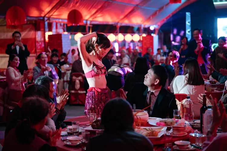 姚以緹（左）與春風在《死亡賭局》飾演久別重逢的舊情人。英傑哆影業提供