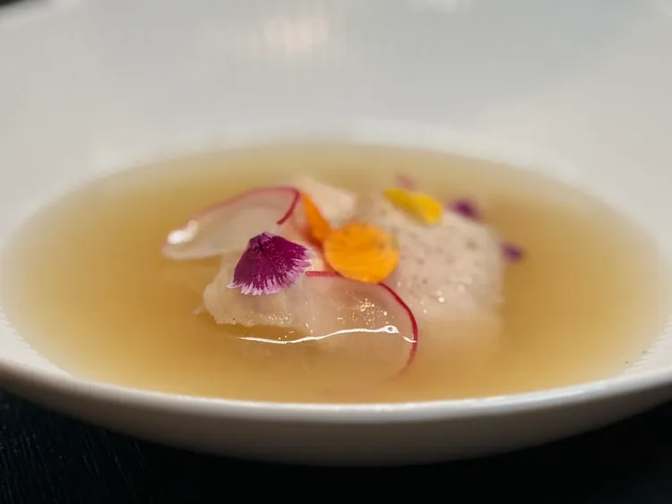 料理搭配雞白湯、奶油與香草醬汁等法式元素。陳揚盛攝