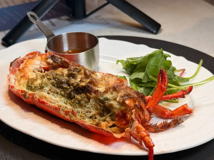 香草燒龍蝦等主菜令饕客滿足。陳揚盛攝