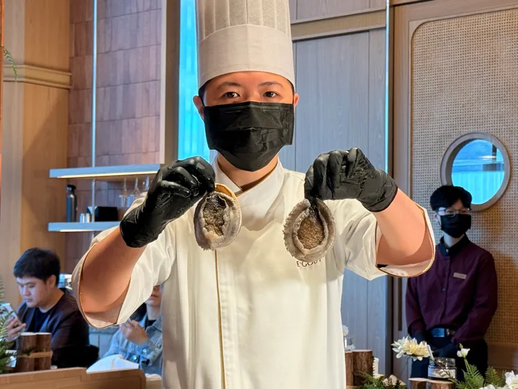 樂葵法式鐵板燒主打新嫌上等食材，圖中為南非活鮑魚。陳揚盛攝