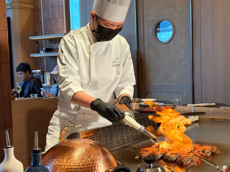 龍蝦以大火烤完再蒸煮鎖住原味。陳揚盛攝