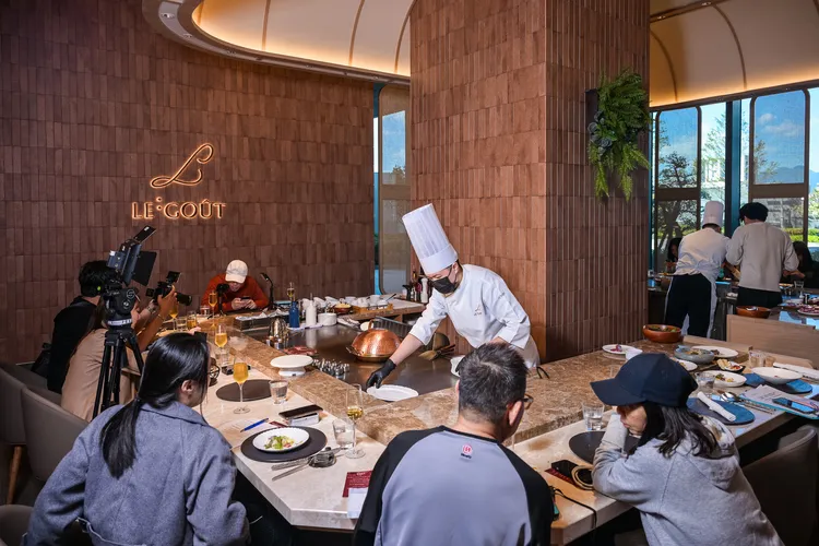 樂葵法式鐵板燒承德店以柔和弧形的透光天花板搭配藍綠色調座椅，營造出具有法式設計感的餐廳氛圍。業者提供