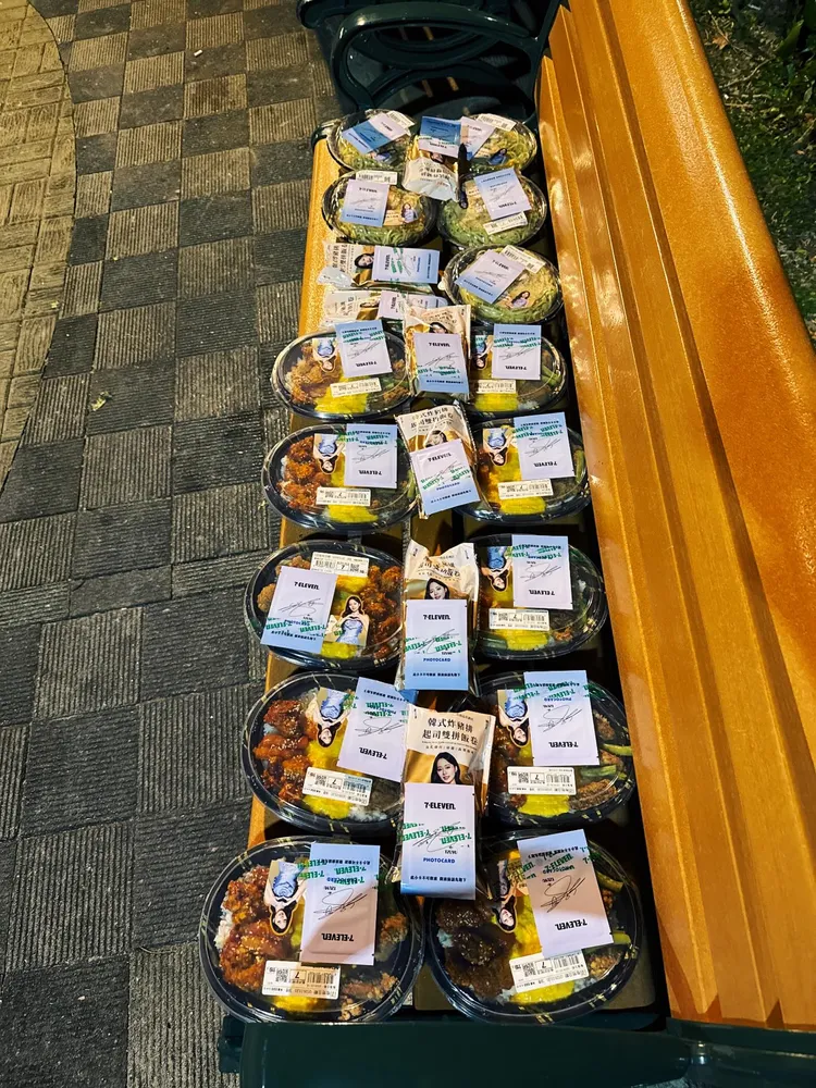 有粉絲秀出跑遍3、4家7-ELEVEN的戰利品，一字擺開多達22項周子瑜聯名鮮食。brandon_shiu＠threads授權提供