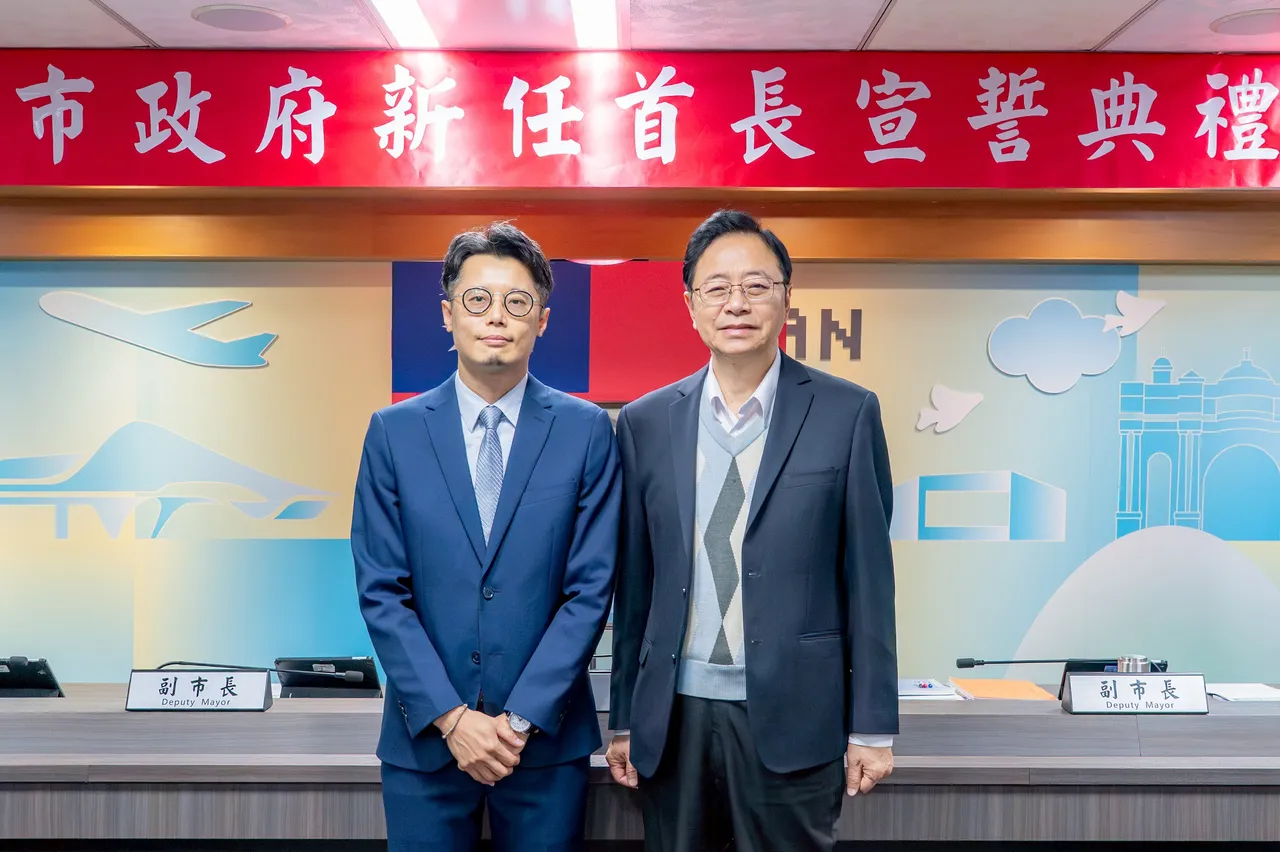 張善政與新任秘書處長曾俊豪。桃園市府提供