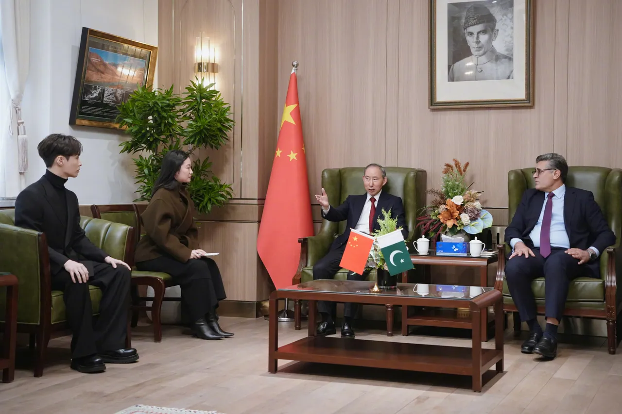 張藝興（左）1月13日出席中國、巴基斯坦建交75周年文化交流活動。翻攝張藝興微博