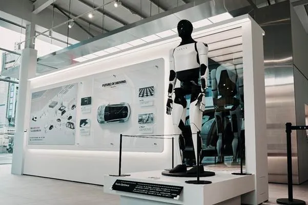 Tesla Museum現場展出Tesla最新第二代Optimus機器人、車載AI科技與未來產品藍圖。業者提供