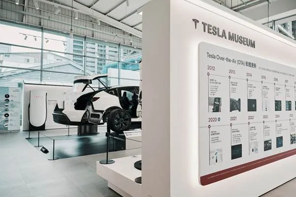 Tesla Museum現場展示Tesla在全球持續免費推播的OTA遠端下載車輛功能更新年表、FSD全自動輔助駕駛系統沿革。業者提供