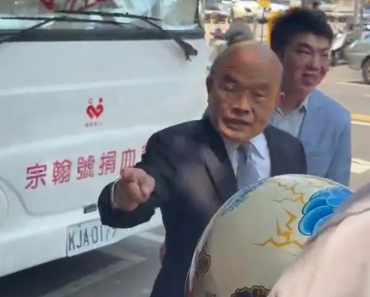 行政院前院長蘇貞昌也蒞臨蘆洲福德廟聖誕慶典現場，不少民眾搶著與之合影，人氣不減。民眾提供