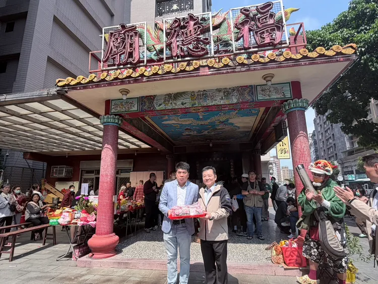 從不吝於行善奉獻的楊宗翰(圖左)，真心想「把祝福送出去」，讓好事在大家之間發生。翻攝畫面