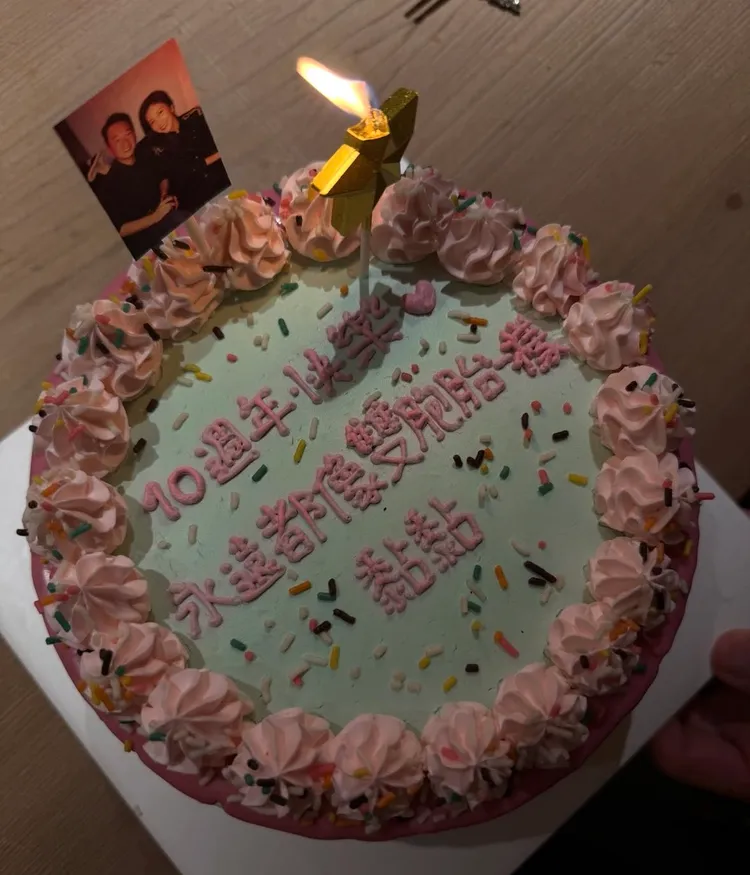 楊謹華送給老公的蛋糕許願要繼續黏踢踢。翻攝自楊謹華IG