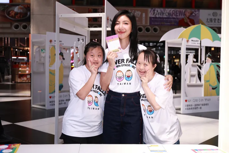 楊謹華和唐寶寶開心合影。彭欣偉攝