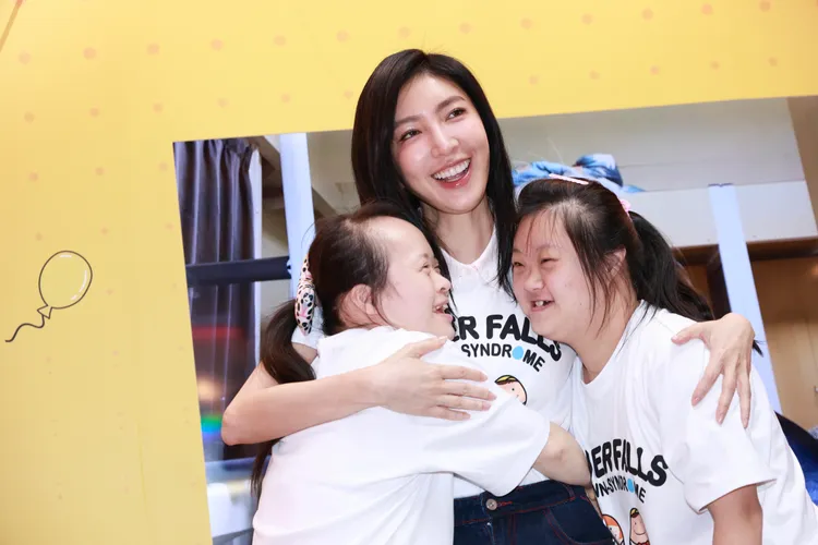 唐寶寶熱情擁抱楊謹華。彭欣偉攝