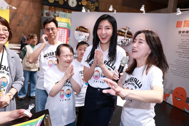 楊謹華（右二）認真與唐寶寶互動，參觀展覽。彭欣偉攝