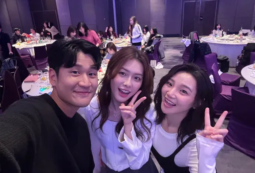 周興哲主播辣妻不要看！ 他春酒跟兩枚正妹玩自拍