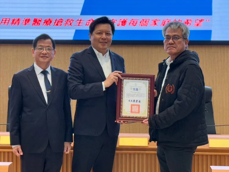 朱副市長頒發醫療指導顧問聘書（右1:萬芳醫院許金旺醫師）。消防局提供