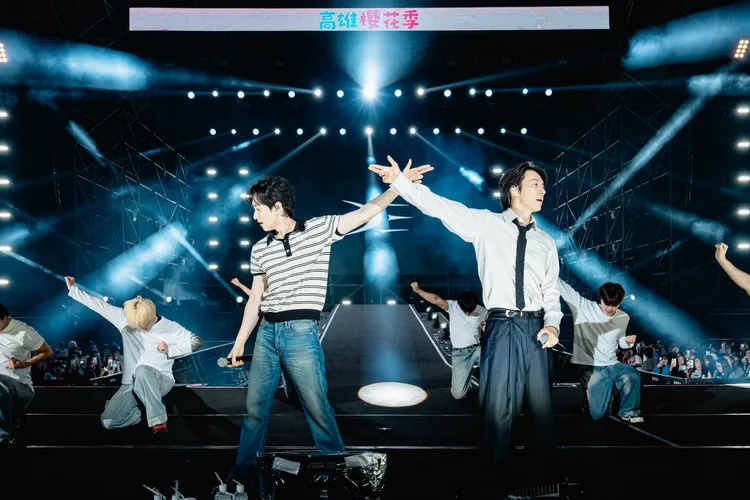 銀赫（左）、東海唱到《Danger》，比出手槍的動作。讀者提供