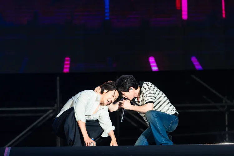 東海（左）、銀赫頭靠在一起。讀者提供