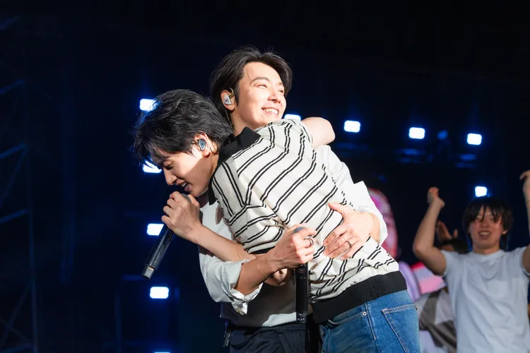 東海（左）一把抱住銀赫，笑得甜蜜。讀者提供