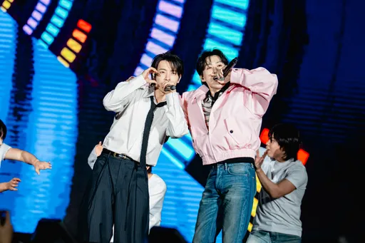 直擊｜D&E櫻花季壓軸！東海解扣突走回後台　銀赫笑問：去脫褲子嗎