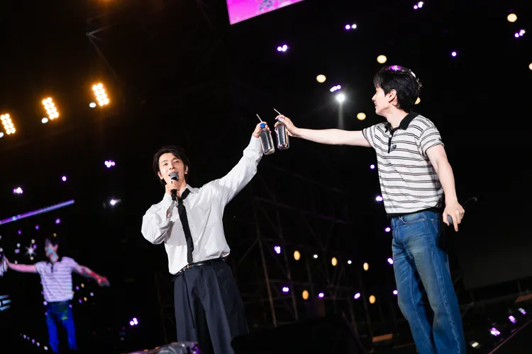 東海（左）、銀赫拿著水乾杯，喊「厚搭啦」。讀者提供