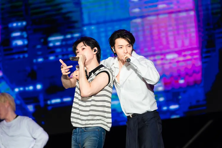 銀赫（左）、東海唱到一半抱在一起。讀者提供