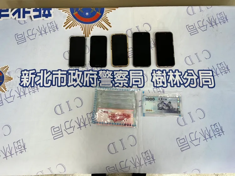 警方查扣贓款及犯罪用手機。翻攝畫面