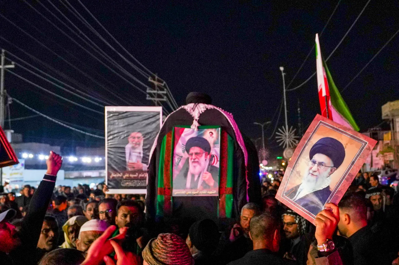 哈米尼的死忠支持者拿著照片與象徵性的棺木哀悼。官方已取消哀悼儀式。美聯社