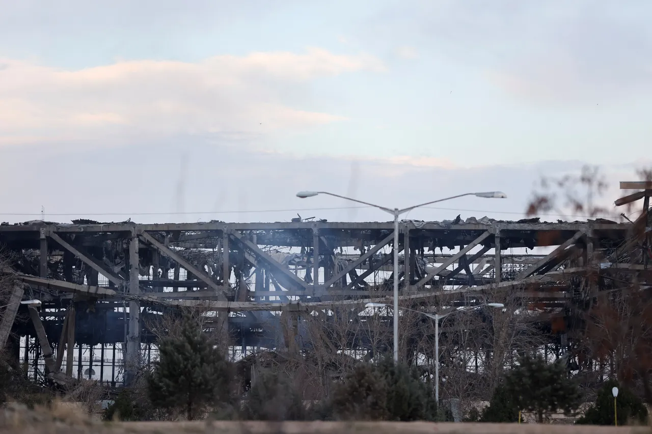 德黑蘭的阿薩迪體育場被炸得只剩骨架。路透社