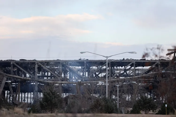 德黑蘭的阿薩迪體育場被炸得只剩骨架。路透社