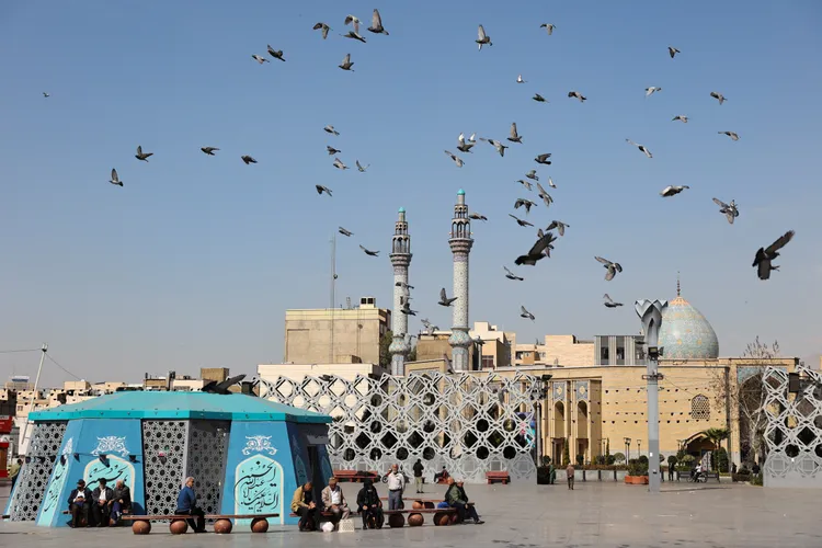 德黑蘭在廣場閒坐，似對戰事無動於衷。路透社