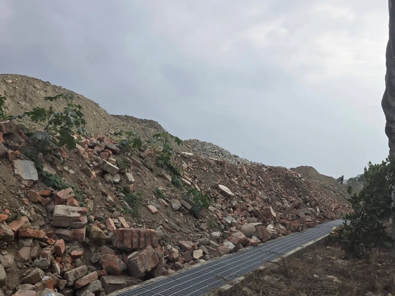 非法掩埋場替建商處理營建廢棄物，還以設置綠帶為名回填廢土。檢方提供